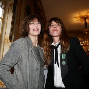 Jane Birkin et sa fille Lou Doillon - Paris le 10 avril 2013 Remise de la medaille de Chevalier de l'Ordre des Arts et des Lettres par la Ministre de la Culture et de la Communication, au Ministere de la Culture. 