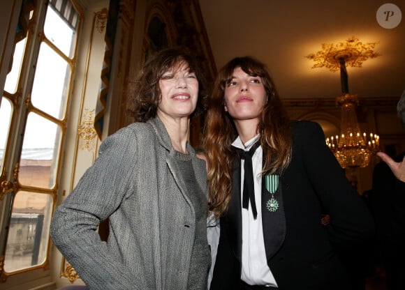 Jane Birkin et sa fille Lou Doillon - Paris le 10 avril 2013 Remise de la medaille de Chevalier de l'Ordre des Arts et des Lettres par la Ministre de la Culture et de la Communication, au Ministere de la Culture. 