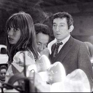 "Il y avait une sorte de paradoxe à être si jalouse et le même temps, de partir, de laisser les hommes de sa vie souvent seuls, à Paris ou ailleurs", t-elle analysé.
Archives - Serge Gainsbourg et Jane Birkin sur le tournage du film "Slogan" réalisé par Pierre Grimblat en 1968.