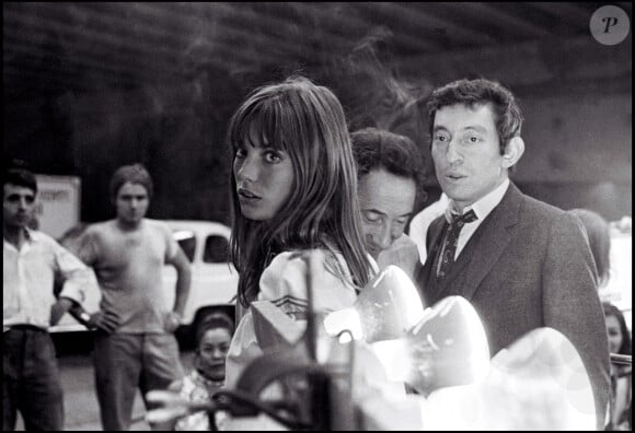 "Il y avait une sorte de paradoxe à être si jalouse et le même temps, de partir, de laisser les hommes de sa vie souvent seuls, à Paris ou ailleurs", t-elle analysé.
Archives - Serge Gainsbourg et Jane Birkin sur le tournage du film "Slogan" réalisé par Pierre Grimblat en 1968.