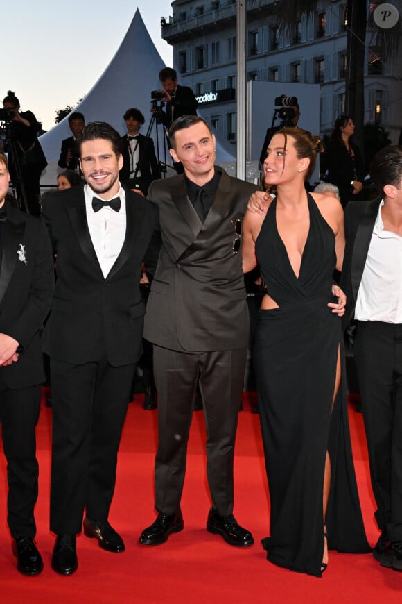 François Civil, Raphaël Quenard, Adèle Exarchopoulos - Descente des marches du film " L'amour ouf " lors du 77ème Festival International du Film de Cannes, au Palais des Festivals à Cannes. Le 23 mai 2024 © Bruno Bebert / Bestimage