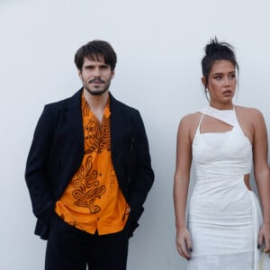 François Civil, Adèle Exarchopoulos et Jonathan Cohen - Les célébrités au photocall du défilé Jacquemus pour la présentatation de la toute dernière collection "Le Raphia" au Bourget, Seine-Saint-Denis (93), France, le 12 décembre 2022. Habitué à ne pas suivre le calendrier de la Fashion Week de Paris, le designer a présenté sa toute dernière collection "Le Raphia" avec l'une une de ses couleurs favorites : le beige. © Veeren-Clovis/Bestimage