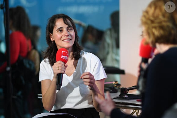 Sur les ondes de "France Inter"
Sonia Devillers lors du "Festival du Livre de Paris", qui se tient du 21 au 23 avril 2023 au ‎Grand Palais Ephémère. Paris, le 22 avril 2023. 