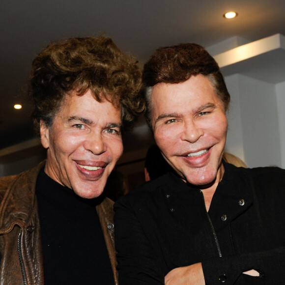 Igor Bogdanov (Bogdanoff) et son frère Grichka lors de la générale de la pièce "Les fantômes de la rue papillon" au théâtre de la Bruyère à Paris, le 23 novembre 2017. © Guirec Coadic/Bestimage