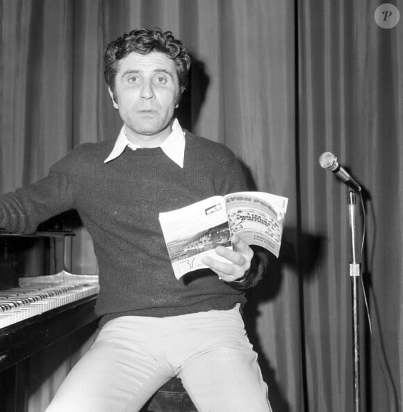 Gilbert Becaud avant son concert au Palais d'Hiver de Lyon, France, en mars 1972. Photo par APS-Medias/ABACAPRESS.COM