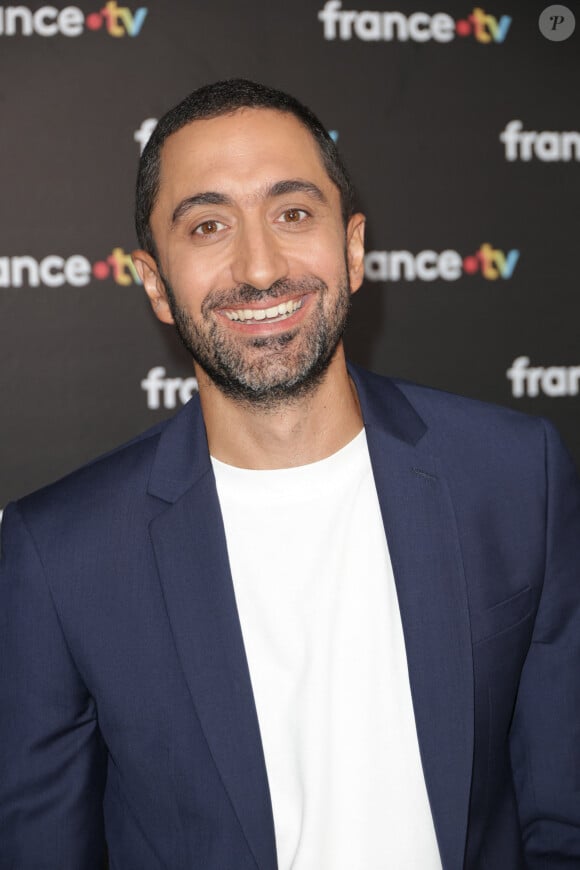  "J'ai perdu 10 kilos grâce au jeûne intermittent et je ne les ai pas repris depuis", précise-t-il.
Jimmy Mohamed au photocall de la conférence de presse de rentrée de France Télévisions à Paris, France, le 4 septembre 2024. © Coadic Guirec/Bestimage