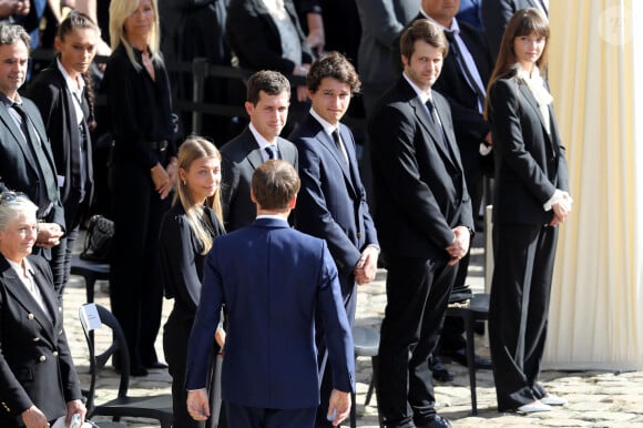 Le président de la République française, Emmanuel Macron, Florence Belmondo, Stella Belmondo, Victor Belmondo, Giacomo Belmondo, Alessandro Belmondo, Annabelle Belmondo lors de la cérémonie d'hommage national à Jean-Paul Belmondo à l'Hôtel des Invalides à Paris, France, le 9 septembre 2021. © Dominique Jacovides/Bestimage 