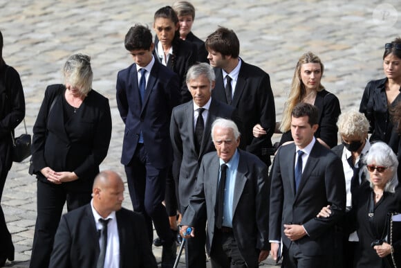 Les membres de la famille, Florence Belmondo, Alain Belmondo (frère), Luana, Stella, Annabelle, Paul, Alessandro, Victor, Florence (Fille), Giacomo, Olivier (Neveu fils d'Alain), Muriel Belmondo (soeur) lors de la cérémonie d'hommage national à Jean-Paul Belmondo à l'Hôtel des Invalides à Paris, France, le 9 septembre 2021. © Dominique Jacovides/Bestimage 