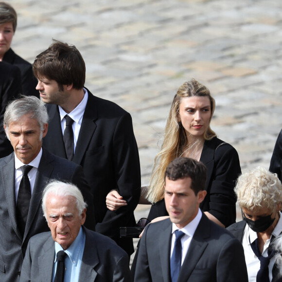 Les membres de la famille, Florence Belmondo, Alain Belmondo (frère), Luana, Stella, Annabelle, Paul, Alessandro, Victor, Florence (Fille), Giacomo, Olivier (Neveu fils d'Alain), Muriel Belmondo (soeur) lors de la cérémonie d'hommage national à Jean-Paul Belmondo à l'Hôtel des Invalides à Paris, France, le 9 septembre 2021. © Dominique Jacovides/Bestimage 