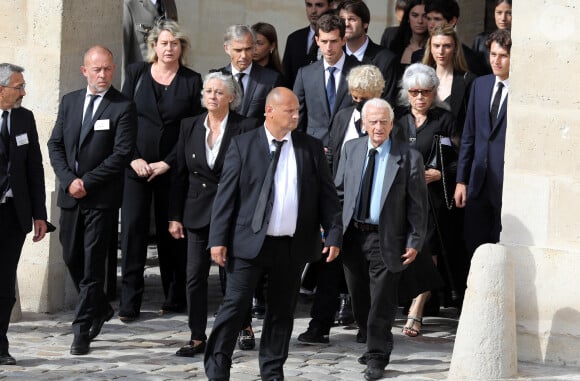 Si l'aînée Patricia est morte en 1993, les 3 derniers ont toujours été présents aux côtés de l'acteur. Même Florence, pourtant installée loin de la France
Les membres de la famille, Florence Belmondo, Alain Belmondo (frère), Luana, Stella, Annabelle, Paul, Alessandro avec sa compagne Meline, Victor, Florence (Fille), Giacomo, Olivier (Neveu fils d'Alain), Muriel Belmondo (soeur) lors de la cérémonie d'hommage national à Jean-Paul Belmondo à l'Hôtel des Invalides à Paris, France, le 9 septembre 2021. © Dominique Jacovides/Bestimage 