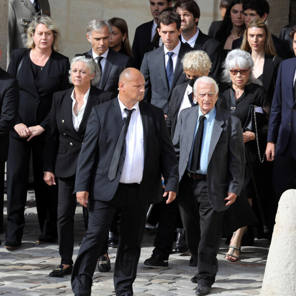 Si l'aînée Patricia est morte en 1993, les 3 derniers ont toujours été présents aux côtés de l'acteur. Même Florence, pourtant installée loin de la France
Les membres de la famille, Florence Belmondo, Alain Belmondo (frère), Luana, Stella, Annabelle, Paul, Alessandro avec sa compagne Meline, Victor, Florence (Fille), Giacomo, Olivier (Neveu fils d'Alain), Muriel Belmondo (soeur) lors de la cérémonie d'hommage national à Jean-Paul Belmondo à l'Hôtel des Invalides à Paris, France, le 9 septembre 2021. © Dominique Jacovides/Bestimage 