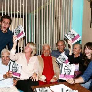 Victor Belmondo, Charles Gérard, Luana Belmondo, Jean-Paul Belmondo, Paul Belmondo, Florence Belmondo, Annabelle Belmondo, Alessandro et Giacomo Belmondo - A l'occasion du lancement de son nouveau livre "Mes recettes bonne humeur" (Editions du Cherche Midi), Luana Belmondo a réuni ses proches et amis épicuriens autour d'un Aperitivo concocté par le Chef Denny Imbroisi (Restaurant IDA) à Paris, le 13 Octobre 2016. © Dominique Jacovides/Bestimage 