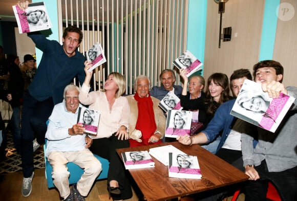 Victor Belmondo, Charles Gérard, Luana Belmondo, Jean-Paul Belmondo, Paul Belmondo, Florence Belmondo, Annabelle Belmondo, Alessandro et Giacomo Belmondo - A l'occasion du lancement de son nouveau livre "Mes recettes bonne humeur" (Editions du Cherche Midi), Luana Belmondo a réuni ses proches et amis épicuriens autour d'un Aperitivo concocté par le Chef Denny Imbroisi (Restaurant IDA) à Paris, le 13 Octobre 2016. © Dominique Jacovides/Bestimage 