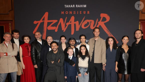 Jean-Rachid Kallouche (producteur), Bastien Bouillon, Mehdi Idir (réalisateur), Tahar Rahim, Grand Corps Malade ( GCM, Fabien Marsaud) et Marie-Julie Baup lors de l'avant-première du film "Monsieur Aznavour" au cinéma Le Grand Rex à Paris le 22 octobre 2024. © Coadic Guirec / Bestimage 