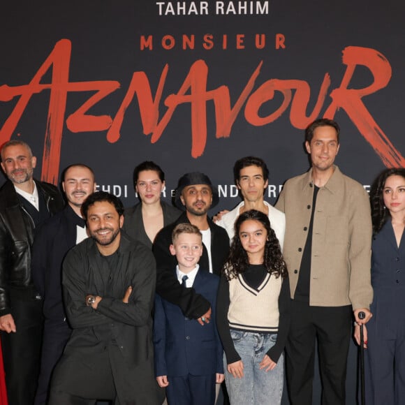 Jean-Rachid Kallouche (producteur), Bastien Bouillon, Mehdi Idir (réalisateur), Tahar Rahim, Grand Corps Malade ( GCM, Fabien Marsaud) et Marie-Julie Baup lors de l'avant-première du film "Monsieur Aznavour" au cinéma Le Grand Rex à Paris le 22 octobre 2024. © Coadic Guirec / Bestimage 