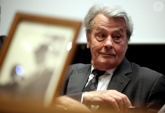 Alain Delon a raconté son amitié, son amour, sa passion pour le Général de Gaulle, devant la presse réunie au Mémorial de Colombey-les-Deux-Églises, la star du cinéma français est venue faire la promotion du spectacle "Génération de Gaulle", présenté le soir même en avant-première. Un spectacle nocturne son et lumière auquel il prête sa voix. Un honneur selon celui qui voue une admiration totale au Général. Colombey-les-Deux-Eglises, le 17 Juin 2016. © Dominique Jacovides/Bestimage 