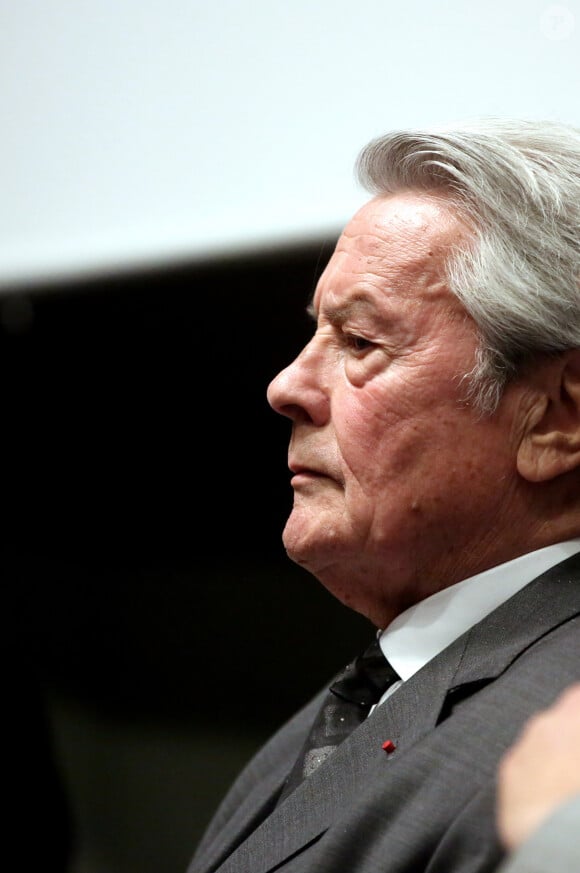 Alain Delon a raconté son amitié, son amour, sa passion pour le Général de Gaulle, devant la presse réunie au Mémorial de Colombey-les-Deux-Églises, la star du cinéma français est venue faire la promotion du spectacle "Génération de Gaulle", présenté le soir même en avant-première. Un spectacle nocturne son et lumière auquel il prête sa voix. Un honneur selon celui qui voue une admiration totale au Général. Colombey-les-Deux-Eglises, le 17 Juin 2016. © Dominique Jacovides/Bestimage 