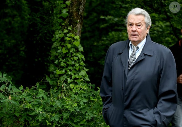 Alain Delon participe aux commémorations du 76 ème anniversaire de l'Appel du 18 juin prononcé par le Général de Gaulle en 1940 à Colombey-les-deux-Eglises, le 18 Juin 2016. © Dominique Jacovides/Bestimage 