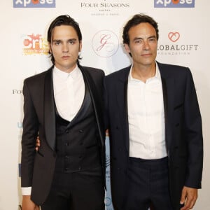 Anthony Delon avec son frère Alain-Fabien Delon au photocall de la 10ème édition du "Global Gift Gala" à l'hôtel Four Seasons George V à Paris, le 3 juin 2019. © Marc Ausset-Lacroix/Bestimage 