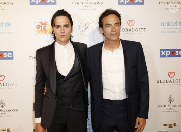 Anthony Delon avec son frère Alain-Fabien Delon au photocall de la 10ème édition du "Global Gift Gala" à l'hôtel Four Seasons George V à Paris, le 3 juin 2019. © Marc Ausset-Lacroix/Bestimage 