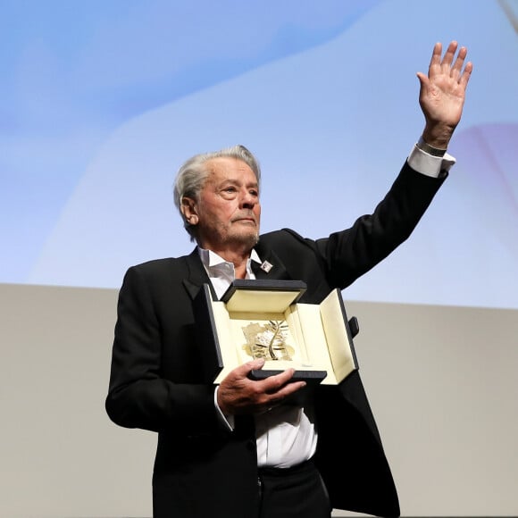 Remise de la Palme d'Honneur à Alain Delon lors du 72ème Festival International du Film de Cannes. 19 mai 2019 © Jacovides-Moreau / Bestimage 