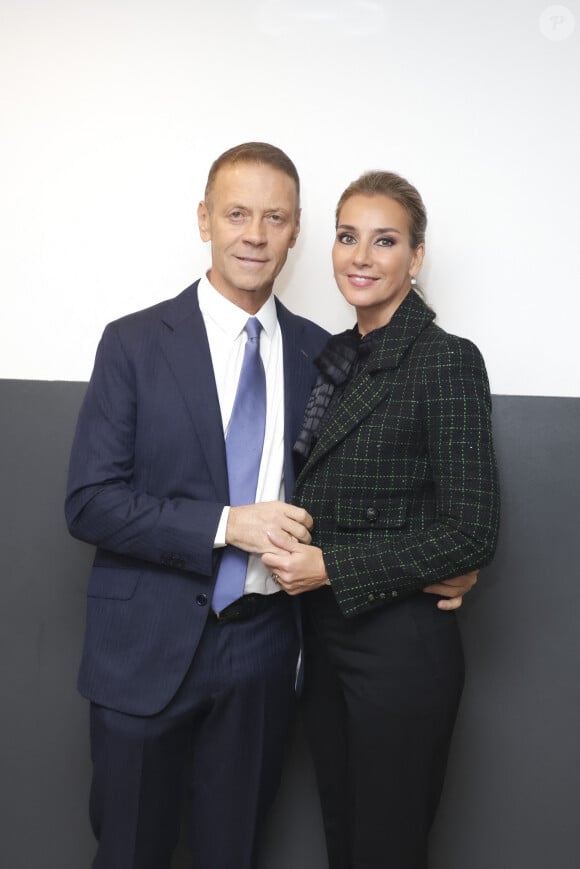 Exclusif - Rocco Siffredi pose avec sa femme lors de sa venue sur le plateau de l'enregistrement de l'émission " Face à Hanouna " présentée par C.Hanouna et diffusée sur C8 le 13 octobre 2024, à Paris, France, le 10 octobre 2024. © Jack Tribeca / Bestimage