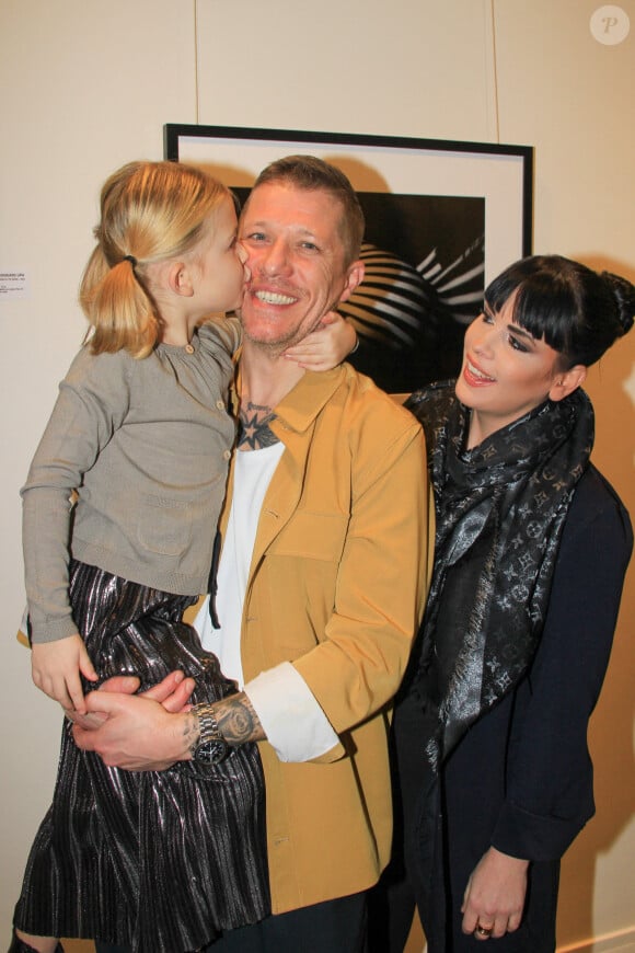 Jean-Edouard Lipa , sa femme Déborah Bruni et leur fille Victoire - Vernissage de la première exposition de photographies "In the shadow of the moon" de Jean-Edouard Lipa à la galerie Deux6 à Paris le 7 novembre 2023. © Philippe Baldini / Bestimage