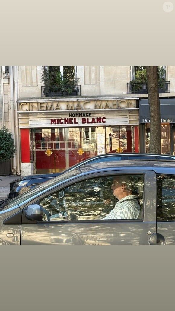 Dessus, on voit le cinéma Mac Mahon, une salle de cinéma parisienne indépendante 
 