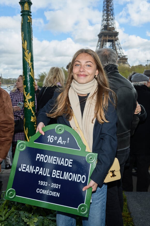 Stella Belmondo - Inauguration de "La promenade Jean-Paul Belmondo" au terre-plein central du pont de Bir-Hakeim, ouvrage public communal situé sous le viaduc du métro aérien, à Paris (15e, 16e) le 12 avril 2023.