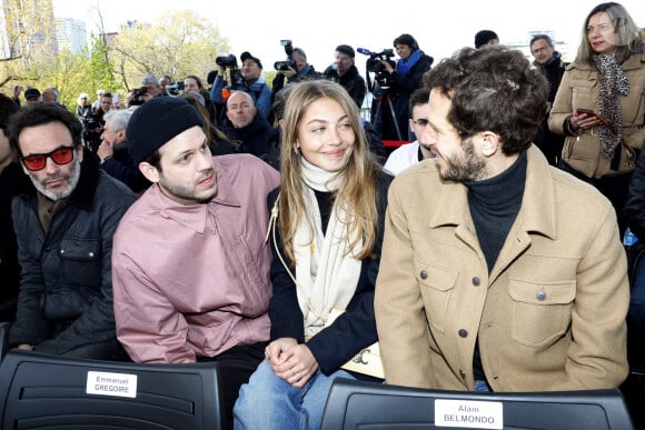 Anthony Delon, Alessandro Belmondo, Stella Belmondo et Victor Belmondo - Inauguration de "La promenade Jean-Paul Belmondo" au terre-plein central du pont de Bir-Hakeim, ouvrage public communal situé sous le viaduc du métro aérien, à Paris (15e, 16e) le 12 avril 2023.