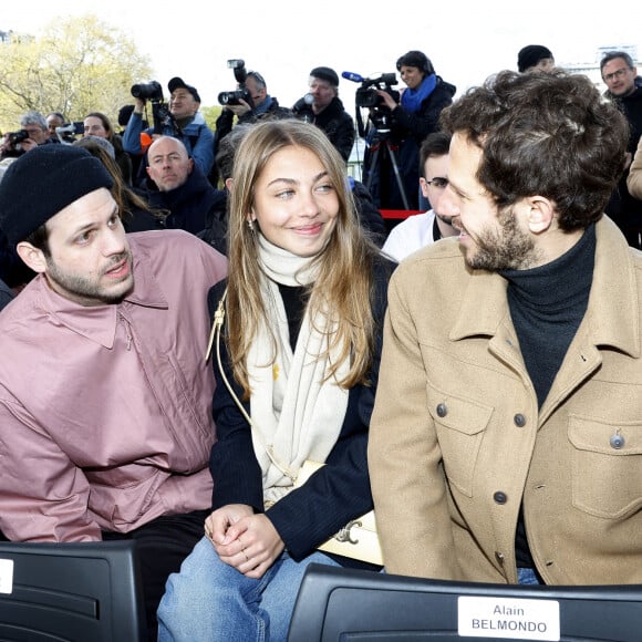 Anthony Delon, Alessandro Belmondo, Stella Belmondo et Victor Belmondo - Inauguration de "La promenade Jean-Paul Belmondo" au terre-plein central du pont de Bir-Hakeim, ouvrage public communal situé sous le viaduc du métro aérien, à Paris (15e, 16e) le 12 avril 2023.