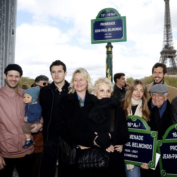 Alessandro Belmondo et son fils Vahé, Giacomo Belmondo, Luana Belmondo, Muriel Belmondo, Stella Belmondo, Alain Belmondo, Paul Belmondo, Victor Belmondo - Inauguration de "La promenade Jean-Paul Belmondo" au terre-plein central du pont de Bir-Hakeim, ouvrage public communal situé sous le viaduc du métro aérien, à Paris (15e, 16e) le 12 avril 2023.