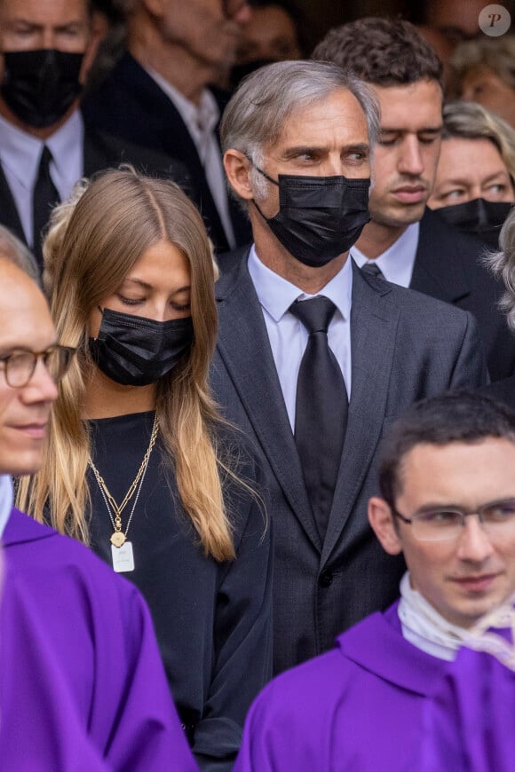 En plus d'avoir mis la main sur une grande partie du patrimoine du vivant de Jean-Paul Belmondo.
Stella Belmondo, Paul Belmondo - Sorties - Obsèques de Jean-Paul Belmondo en l'église Saint-Germain-des-Prés, à Paris le 10 septembre 2021. © Cyril Moreau / Bestimage 