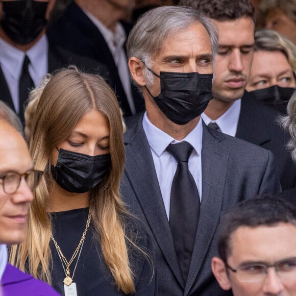 En plus d'avoir mis la main sur une grande partie du patrimoine du vivant de Jean-Paul Belmondo.
Stella Belmondo, Paul Belmondo - Sorties - Obsèques de Jean-Paul Belmondo en l'église Saint-Germain-des-Prés, à Paris le 10 septembre 2021. © Cyril Moreau / Bestimage 