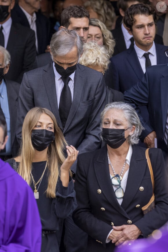 Actuellement, Florence, Paul et Stella, les trois enfants vivants de Jean-Paul Belmondo, disparu en 2021, se déchirent devant les tribunaux quant à son héritage.
Stella Belmondo, Florence Belmondo, Paul Belmondo, Victor et Giacomo Belmondo - Sorties - Obsèques de Jean-Paul Belmondo en l'église Saint-Germain-des-Prés, à Paris le 10 septembre 2021. © Cyril Moreau / Bestimage 