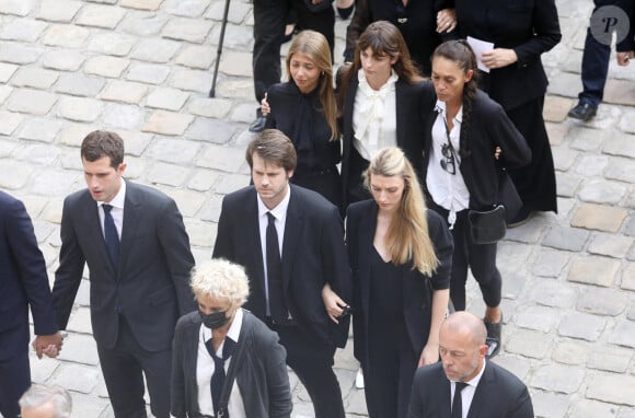 Naissance - Alessandro Belmondo, petit-fils de JP Belmondo, est papa pour la première fois d'un petit garçon - Muriel Belmondo, Victor, Alessandro avec sa compagne Meline, Stella, Annabelle lors de la cérémonie d'hommage national à Jean-Paul Belmondo à l'Hôtel des Invalides à Paris, France, le 9 septembre 2021. © Dominique Jacovides/Bestimage 