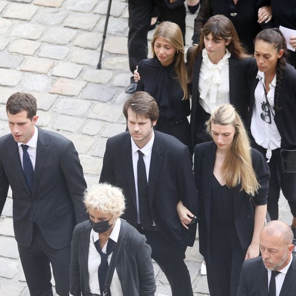 Naissance - Alessandro Belmondo, petit-fils de JP Belmondo, est papa pour la première fois d'un petit garçon - Muriel Belmondo, Victor, Alessandro avec sa compagne Meline, Stella, Annabelle lors de la cérémonie d'hommage national à Jean-Paul Belmondo à l'Hôtel des Invalides à Paris, France, le 9 septembre 2021. © Dominique Jacovides/Bestimage 