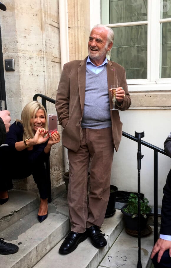 Exclusif - L'acteur Jean-Paul Belmondo à fêté son anniversaire (83 ans) avec ses fans dans la cour de son immeuble de la rue des Saint-Père à Paris (comme tous les ans ses fans viennent lui offrir un cadeau à son domicile). © Sébastien Valiela / Bestimage 