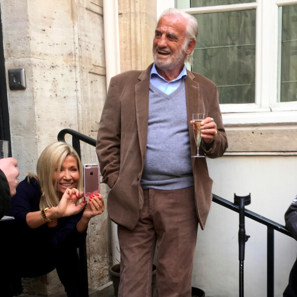 Exclusif - L'acteur Jean-Paul Belmondo à fêté son anniversaire (83 ans) avec ses fans dans la cour de son immeuble de la rue des Saint-Père à Paris (comme tous les ans ses fans viennent lui offrir un cadeau à son domicile). © Sébastien Valiela / Bestimage 