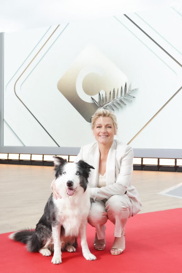 Exclusif - Anne-Elisabeth Lemoine et le chien Messi sur le plateau de l'émisson "C à vous" lors du 77ème Festival International du Film de Cannes le 15 mai 2024. © Jack Tribeca / Bestimage