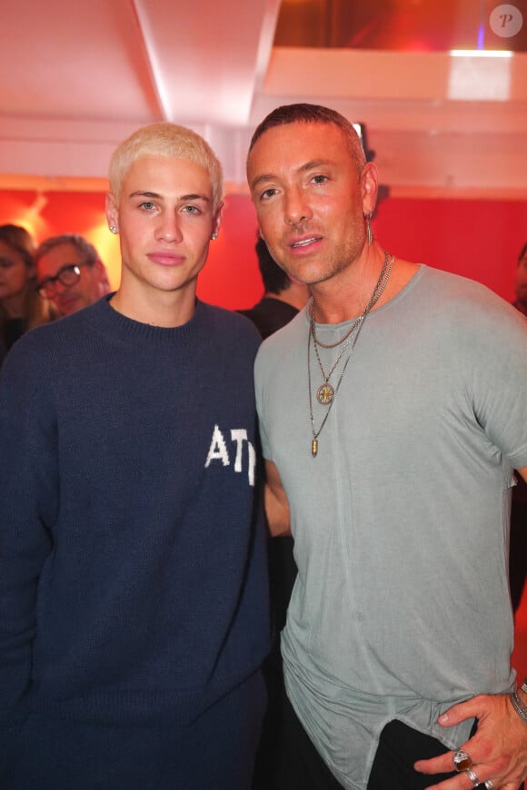 Maxime Dereymez, le célèbre danseur de "Danse avec la star", a lui aussi répondre présent. Il a d'ailleurs été immortalisé aux côtés de l'influenceur Matteo Sinet.
Matteo Sinet, Maxime Dereymez - Lancement de la collaboration artistique Puma x Richard Orlinski à Paris. Le 24 octobre 2024 © Anne-Sophie Guebey / Bestimage