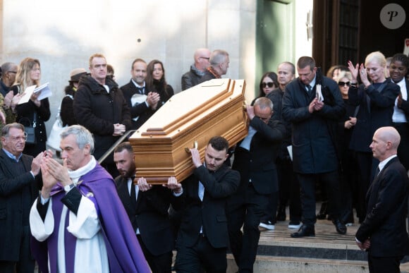 Le cercueil lors de la cérémonie d'enterrement de l'acteur français Michel Blanc à l'église Saint Eustache à Paris, France, le 10 octobre 2024. Il est décédé le 4 octobre à la suite d'une crise cardiaque consécutive à un choc anaphylactique. Blanc était connu pour son rôle du célibataire maladroit Jean-Claude Dusse dans le film "Les Bronzés" de 1978. Photo par Florian Poitout/ABACAPRESS.COM