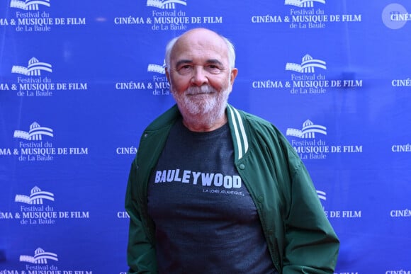 Dans sa story Instagram, Gérard Jugnot a publié une image de la devanture du cinéma Mac Mahon dans le 17ᵉ arrondissement de Paris. Sur la façade, une enseigne indique sobrement "Hommage Michel Blanc". 
Gérard Jugnot à l'avant-première du film " Une Nuit " lors du Festival du Cinéma & Musique de Film à La Baule, France, le 30 juin 2023. © Rachid Bellak/Bestimage 