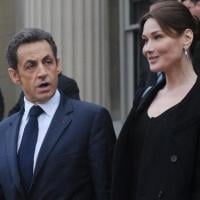 Quand Carla Bruni se transforme en Jackie Kennedy, elle brille à New York et donne un baiser à son Nicolas... (Réactualisé)