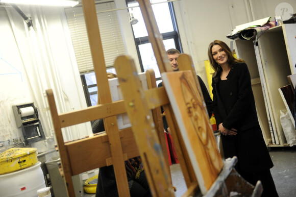 Carla Bruni visite la Steinhardt School of Culture, education and human development faisant partie de l'université de New York le 29 mars 2010