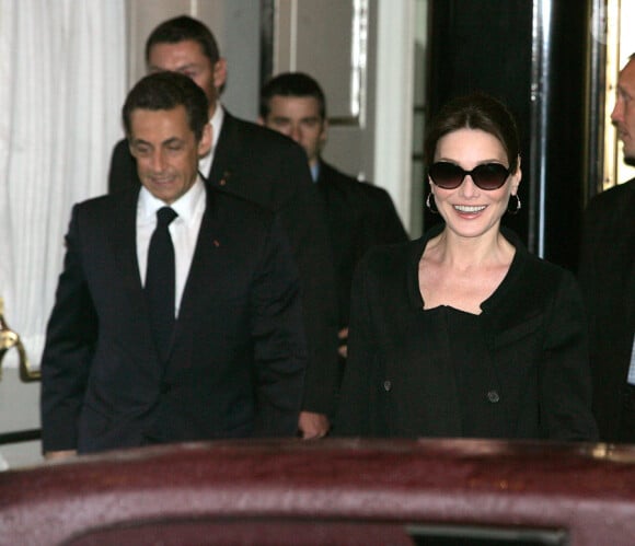 Nicolas Sarkozy et Carla Bruni quittent leur hôtel à New York, le Carlyle, en route pour l'université de Columbia le 29 mars 2010