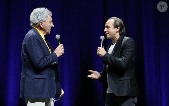 Exclusif - Nelson Monfort et Philippe Candeloro - Concert "En coeur pour l'Ukraine" au Casino de Paris le 18 juin 2023. De l'humour et des chansons, de la magie, des textes, des cartes blanches encore... À l'appel de Marc Jolivet, une quarantaine d'artistes donnent rendez-vous au public ce dimanche 18 juin au Casino de Paris pour une soirée en soutien au pays de Volodymyr Zelensky via l'association Doc 4 Ukraine. Créée en 2022 après l'invasion du pays par les forces russes, l'association, réseaux d'entreprises et d'établissements, vient en aide aux hôpitaux en leur fournissant alimentation et matériel indispensable à leur fonctionnement. Depuis un peu plus d'un an, l'organisation a déjà expédié plus de 1 500 tonnes d'aide, dont six ambulances. Avec les bénéfices de la soirée qui lui seront reversés intégralement, elle vise l'envoi de nouveaux véhicules de secours. © Coadic Guirec/Bestimage 