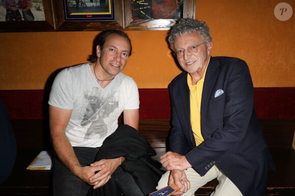 En effet, après 19 ans à commenter le patinage artistique sur France Télévisions, le duo composé de Nelson Monfort et Philippe Candeloro va être remplacé par une équipe féminine...
Philippe Candeloro et Nelson Monfort - Backstage du concert "En coeur pour l'Ukraine" au Casino de Paris le 18 juin 2023. De l'humour et des chansons, de la magie, des textes, des cartes blanches encore... À l'appel de Marc Jolivet, une quarantaine d'artistes donnent rendez-vous au public ce dimanche 18 juin au Casino de Paris pour une soirée en soutien au pays de Volodymyr Zelensky via l'association Doc 4 Ukraine. Créée en 2022 après l'invasion du pays par les forces russes, l'association, réseaux d'entreprises et d'établissements, vient en aide aux hôpitaux en leur fournissant alimentation et matériel indispensable à leur fonctionnement. Depuis un peu plus d'un an, l'organisation a déjà expédié plus de 1 500 tonnes d'aide, dont six ambulances. Avec les bénéfices de la soirée qui lui seront reversés intégralement, elle vise l'envoi de nouveaux véhicules de secours. © Coadic Guirec/Bestimage  No Web - Belgique et Suisse