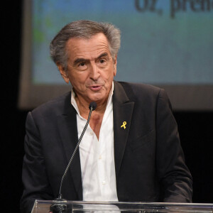 
Bernard Henri Levy sur scène lors d'une soirée contre la montée de l'antisémitisme en Europe, organisée par le magazine "Regle du Jeu", le Conseil représentatif des institutions juives de France (CRIF) et d'autres institutions françaises, au Théâtre Antoine, à Paris. Photo par Lionel Urman/ABACAPRESS.COM