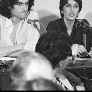 ...qui pérpétuent l'héritage intellectuel et financier des Lévy.
Bernard Henri-Lévy et Joan Baez en conference pour la marche pour le Cambodge. Paris, 1980.